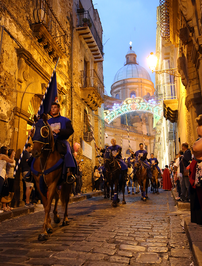 Il corteo fuori dall'ingresso del B&B